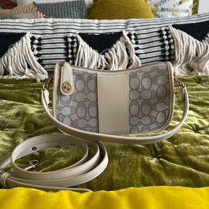 Coach Signature Jaquard Swinger